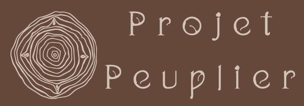 Logo Projet Peuplier avec souche d'arbre, écriture beige et fond brun foncé